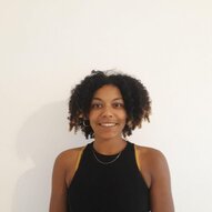 Speakerin Nene Opoku vor einem weißen Hintergrund | © Nene Opoku