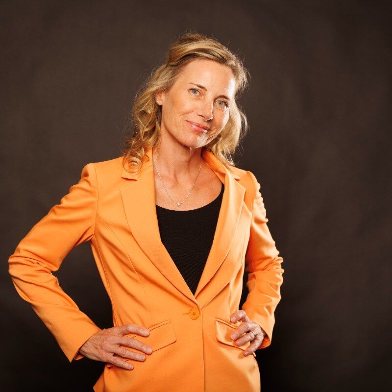 Yvonne Weiß im Porträt vor braunem Hintergrund | © Roland Magunia