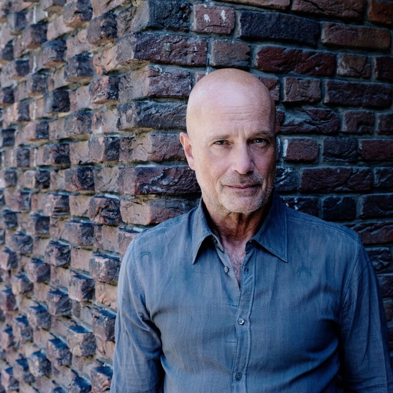 Schauspieler Christian Berkel im Porträt vor einer Hauswand | © Gerald von Foris