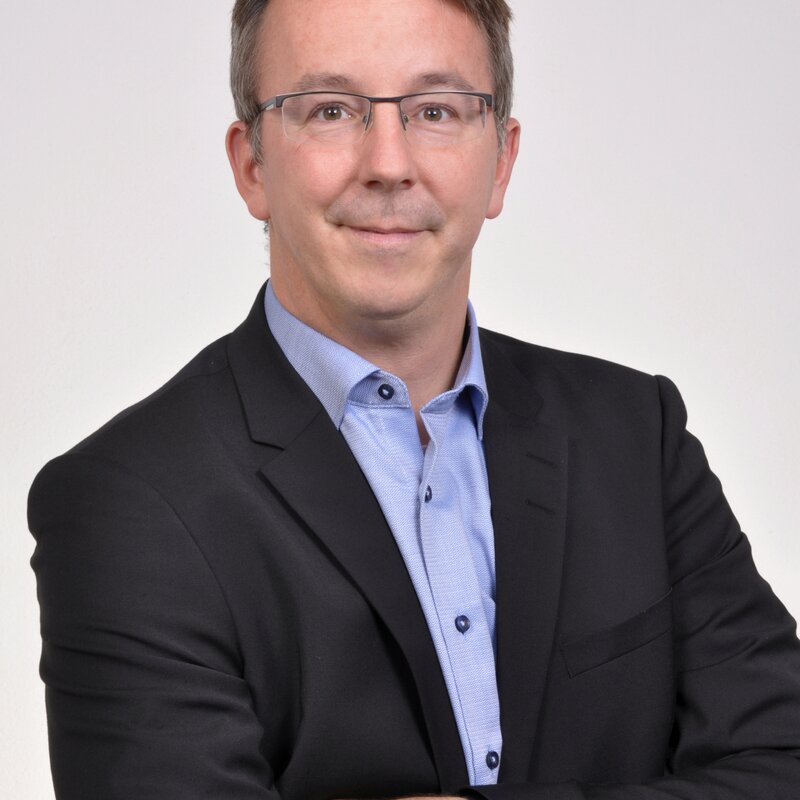 Peter Schink im Porträt vor grauem Hintergrund | © FUNKE