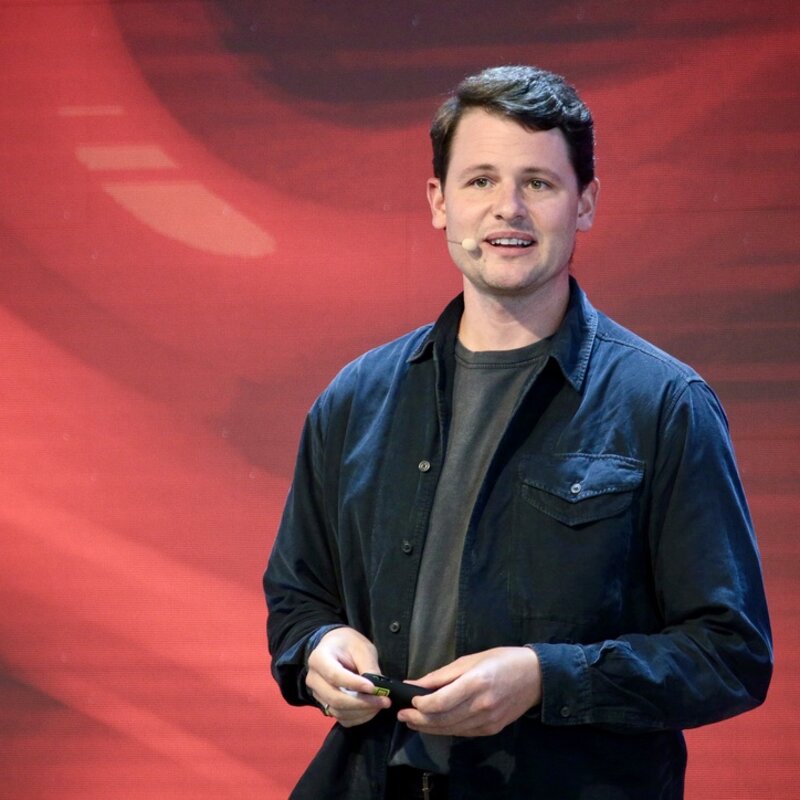 Paul Elvers mit Mikrofon bei einer Keynote. | © G-Data