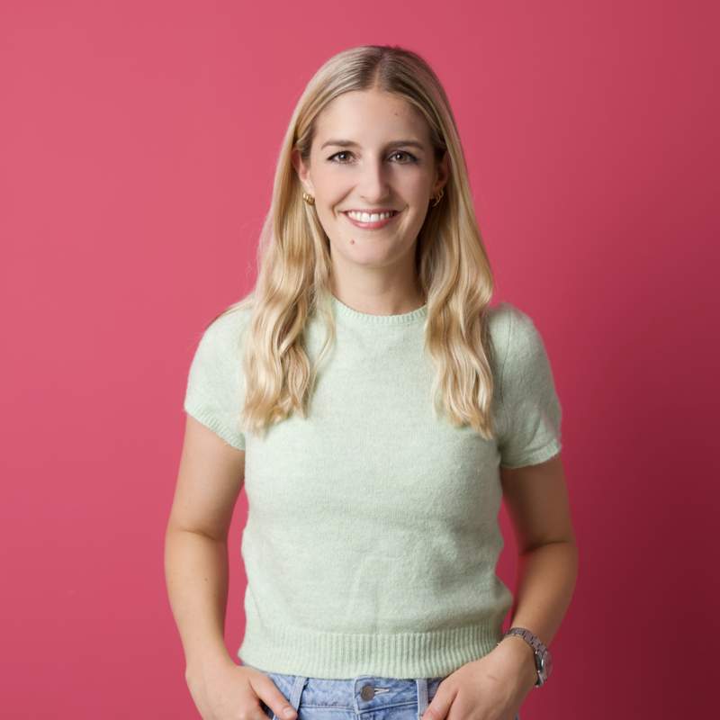 Friederike Koenig im Porträt vor einer pinken Wand | © Alexandra Meister