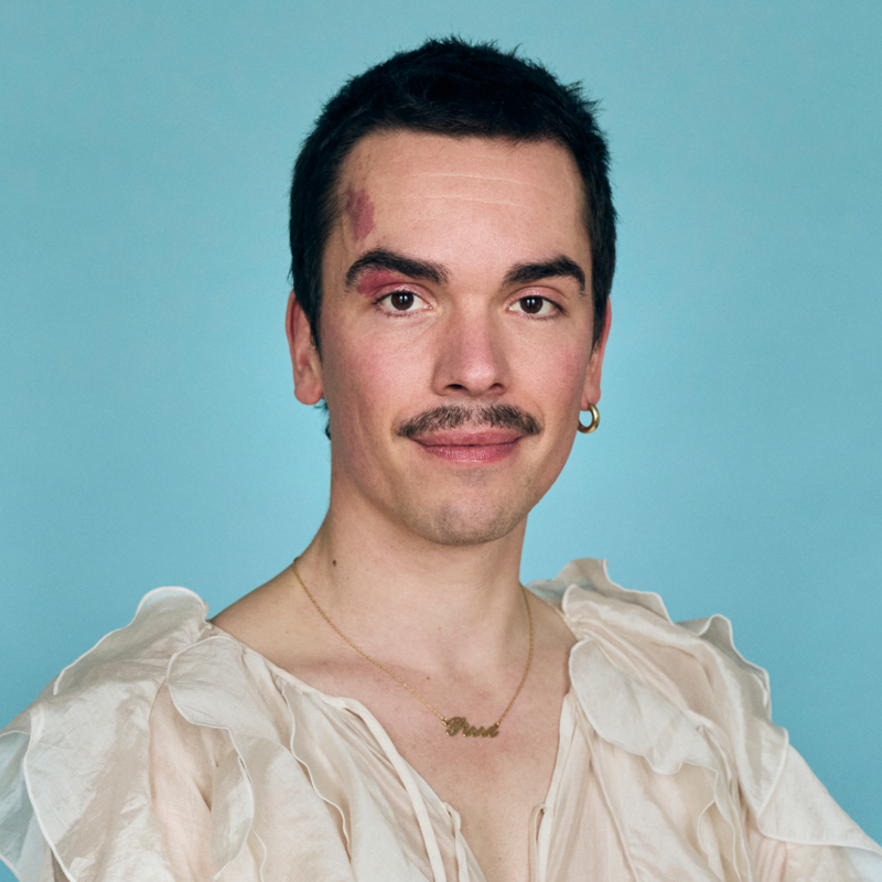 Porträt von Ole Liebl vor blauem Hintergrund | © Marcus Höhn