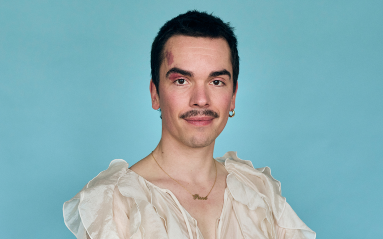 Porträt von Ole Liebl vor blauem Hintergrund | © Marcus Höhn