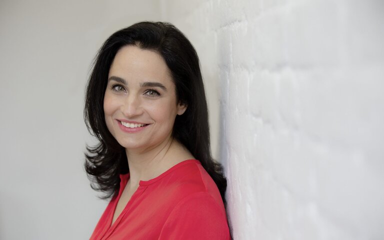 Porträt der Dermatologin Dr. Yael Adler | © Thomas Duffé