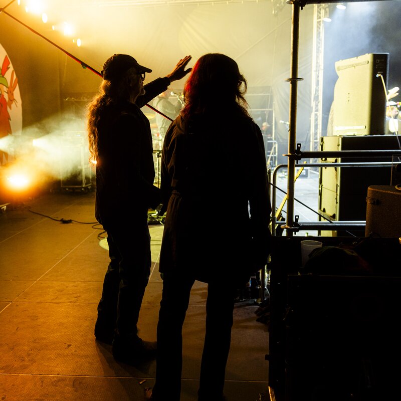 Das Foto zeigt Birgit und Horst Lohmeyer auf der Bühne beim Festival „Jamel rockt den Förster“. | © Andreas Hornoff