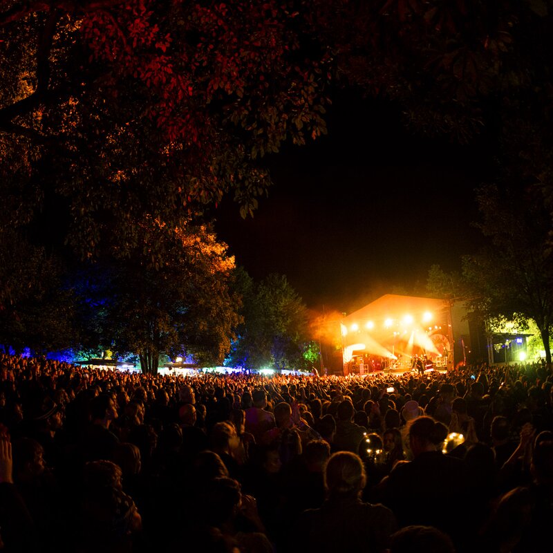 Blick in die Menge beim Auftritt von Die Fantastischen Vier beim Demokratie-Festival „Jamel rockt den Förster“. | © Andreas Hornoff