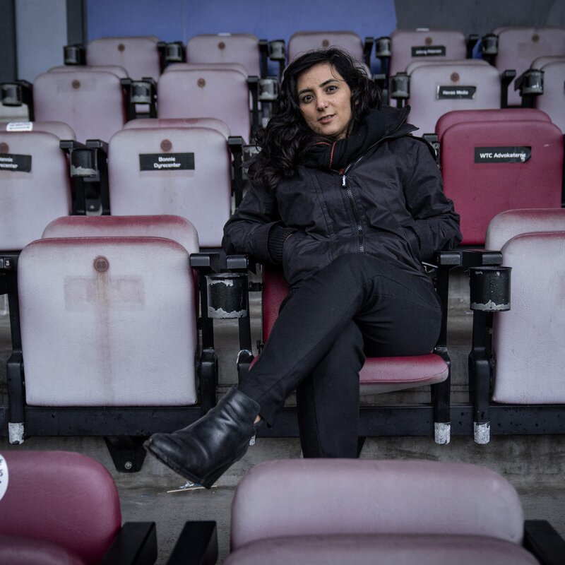Foto der afghanischen Fußballspielerin Khalida Popal auf einer Tribüne.  | © Getty Images | Tariq Mikkel Khan