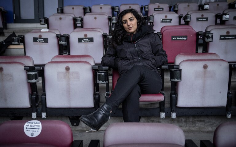 Foto der afghanischen Fußballspielerin Khalida Popal auf einer Tribüne.  | © Getty Images | Tariq Mikkel Khan