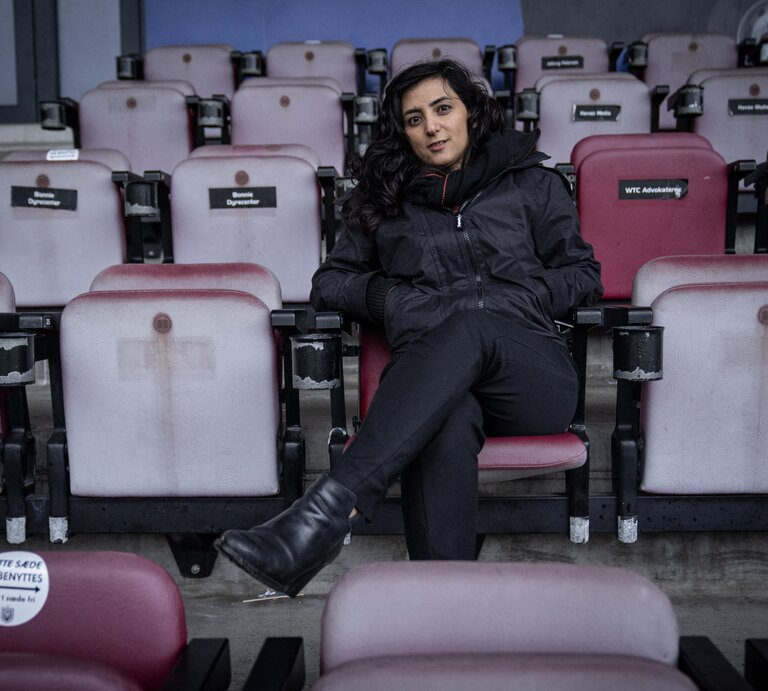 Foto der afghanischen Fußballspielerin Khalida Popal auf einer Tribüne.  | © Getty Images | Tariq Mikkel Khan