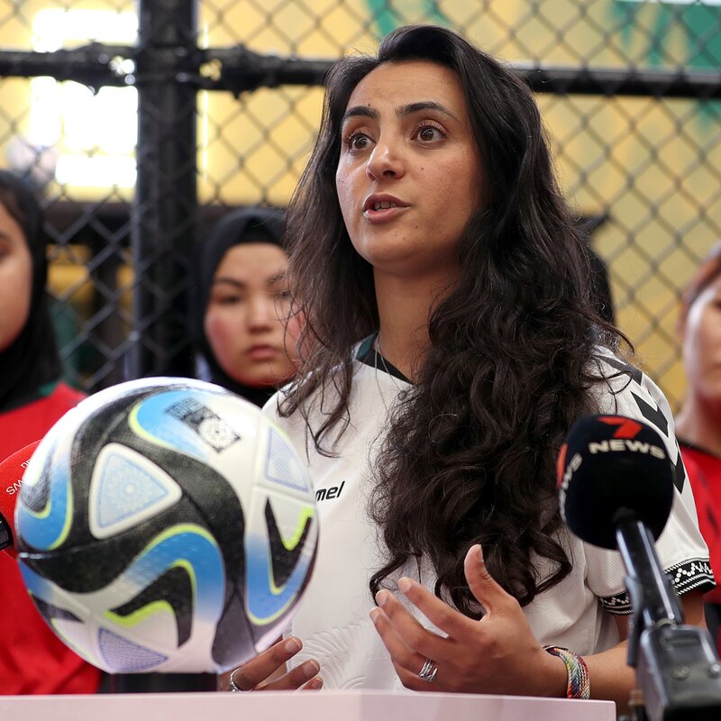 Foto der afghanischen Fußballspielerin und Aktivistin Khalida Popal bei einer Pressekonferenz 2023.  | © Kapitänin Khalida Popal und Spielerinnen der afghanischen Frauenfußballmannschaft bei einer Pressekonferenz im Jahr 2023 in Australien. | Getty Images, Kelly Defina 
