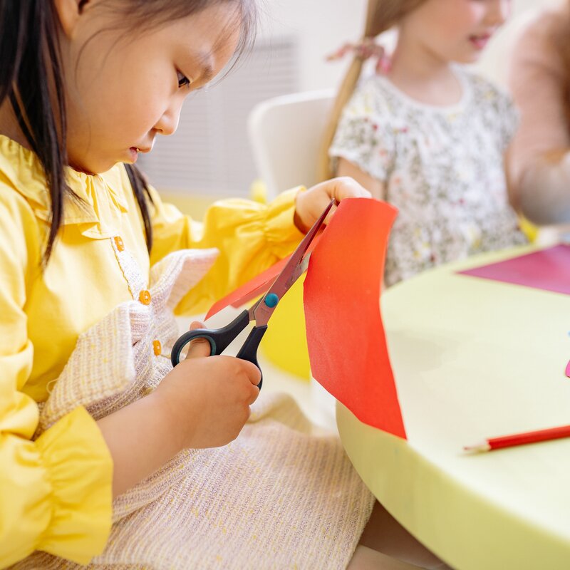 Kinder malen und basteln beim FFF DAY 2024.  | © Pexels | Yan Krakau: Kinder malen und basteln - Kinderbetreuung auf dem FFF DAY im bcc Berlin. 