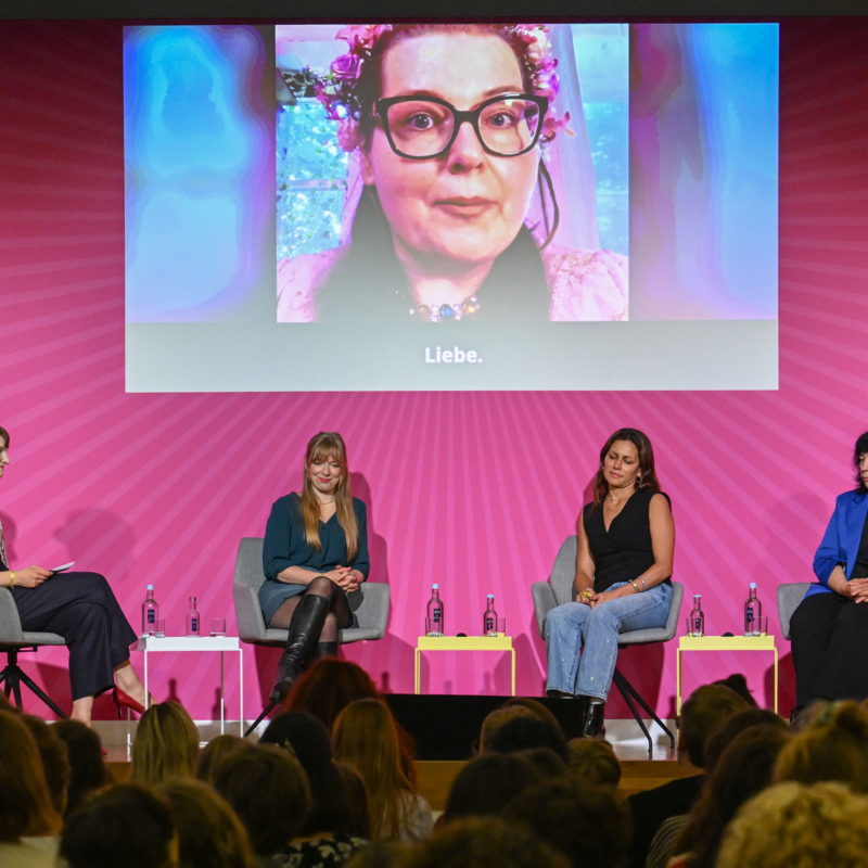 Panel "Educate Your Sons" beim FFF DAY 2025, moderiert von Anne-Kathrin Heier.  | © FUNKE Foto Services | Maurizio Gambarini