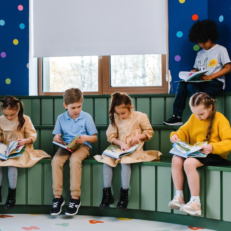 Das Bild zeigt Kinder, die in verschiedenen Büchern lesen.  | © Pexels | Anastasia Shuraeva