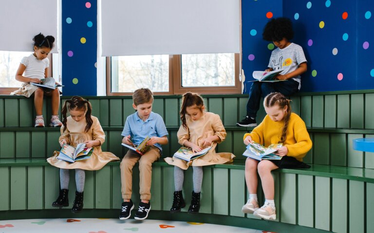 Das Bild zeigt Kinder, die in verschiedenen Büchern lesen.  | © Pexels | Anastasia Shuraeva