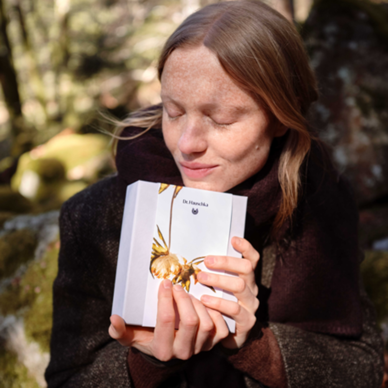 Dr. Hauschka Festive Collection 2025 „A Gift from Nature“ | © Dr. Hauschka Festive Collection 2025 „A Gift from Nature“| Wala/Dr. Hauschka