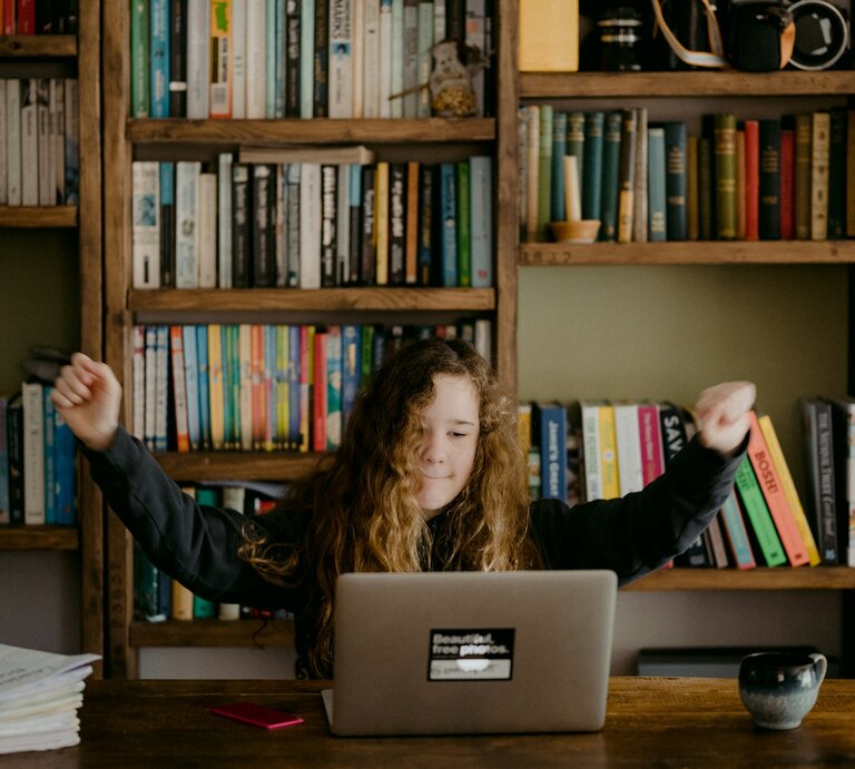 Schülerin am Laptop | © Foto: Annie Spratt | Unsplash