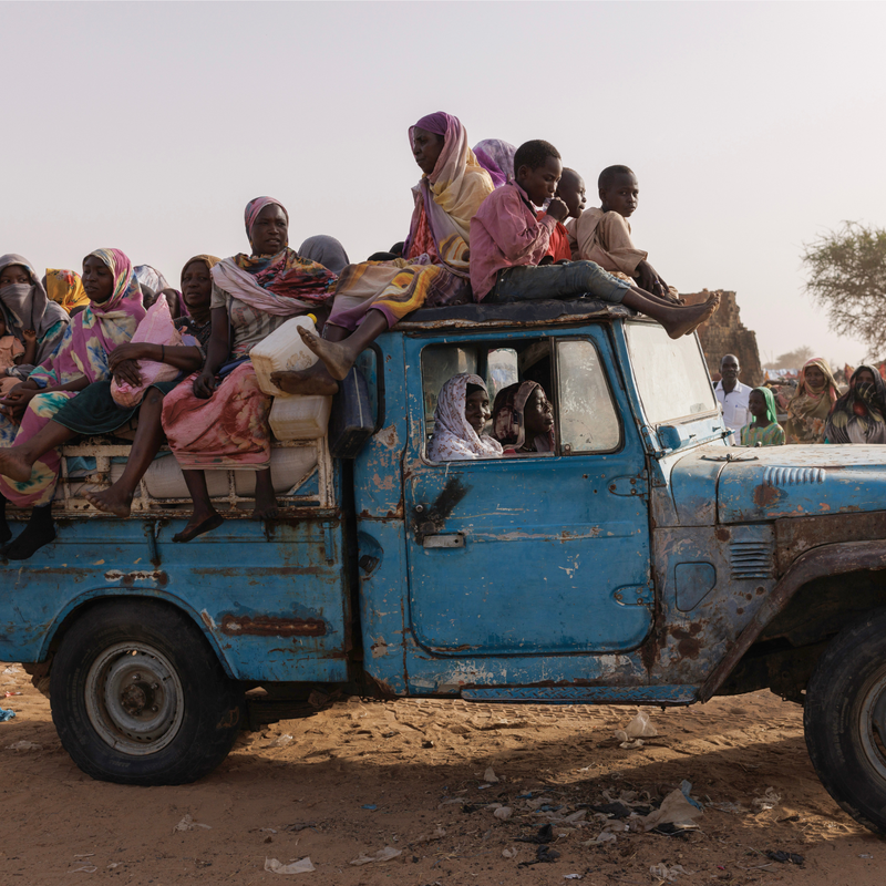 Dutzende Menschen drängen sich mit wenigen Habseligkeiten auf einen kleinen Transporter, um aus Kriegsgebieten im Sudan zu flüchten. | © Acht Millionen Sudanes*innen sind innerhalb des Landes auf der Flucht, so wie diese Menschen. | Dan Kitwood, Getty Images