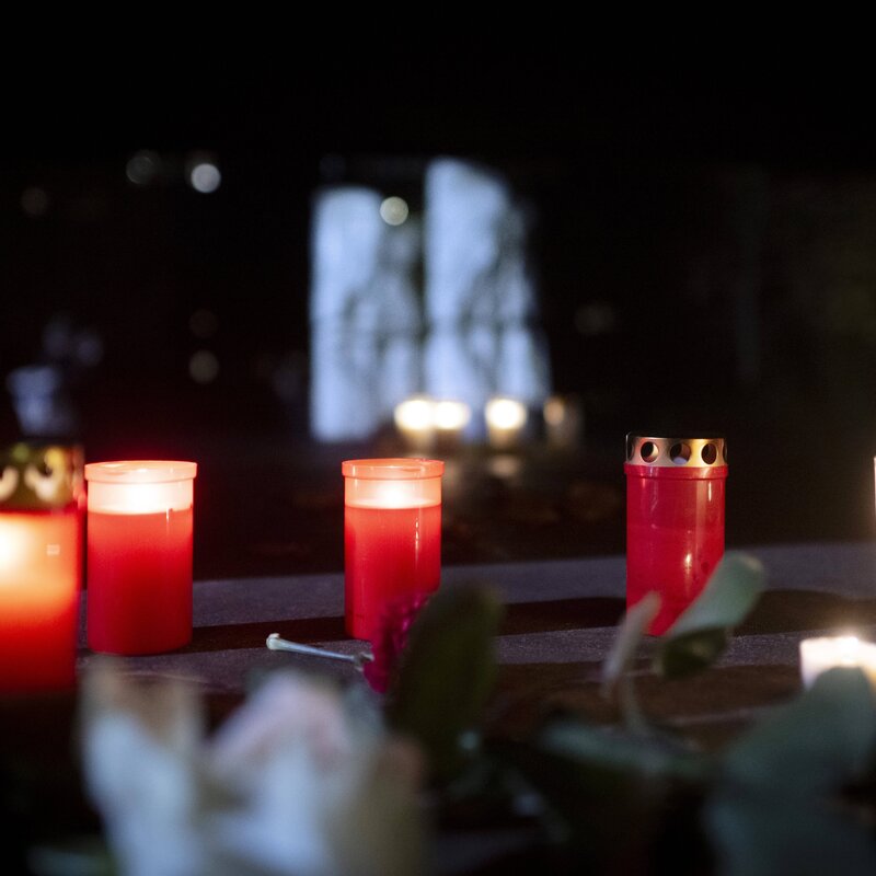 Mahnmal Levetzowstrasse Berlin, Kerzen und Blumen | © Gedenken 9. November 1938, Mahnmal Levetzowstrasse Berlin, ©IMAGO / IPON