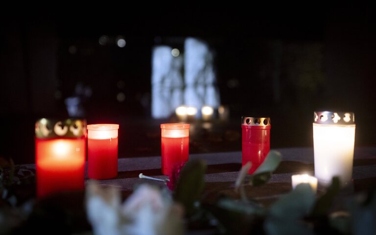 Mahnmal Levetzowstrasse Berlin, Kerzen und Blumen | © Gedenken 9. November 1938, Mahnmal Levetzowstrasse Berlin, ©IMAGO / IPON