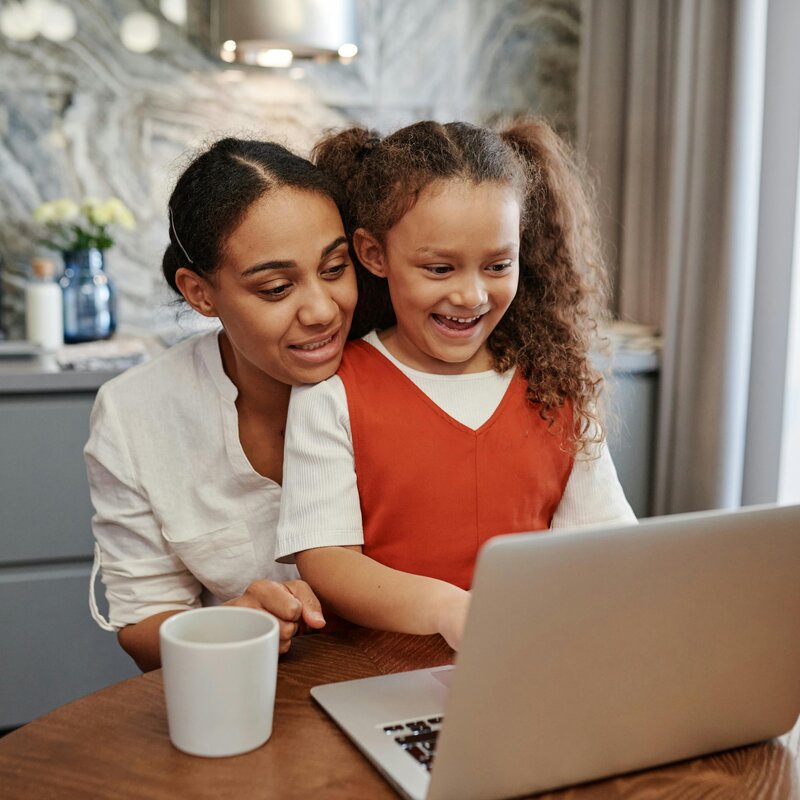 Frau und Kind sitzen vor dem Computer.  | © Pexels | Lily Tiger