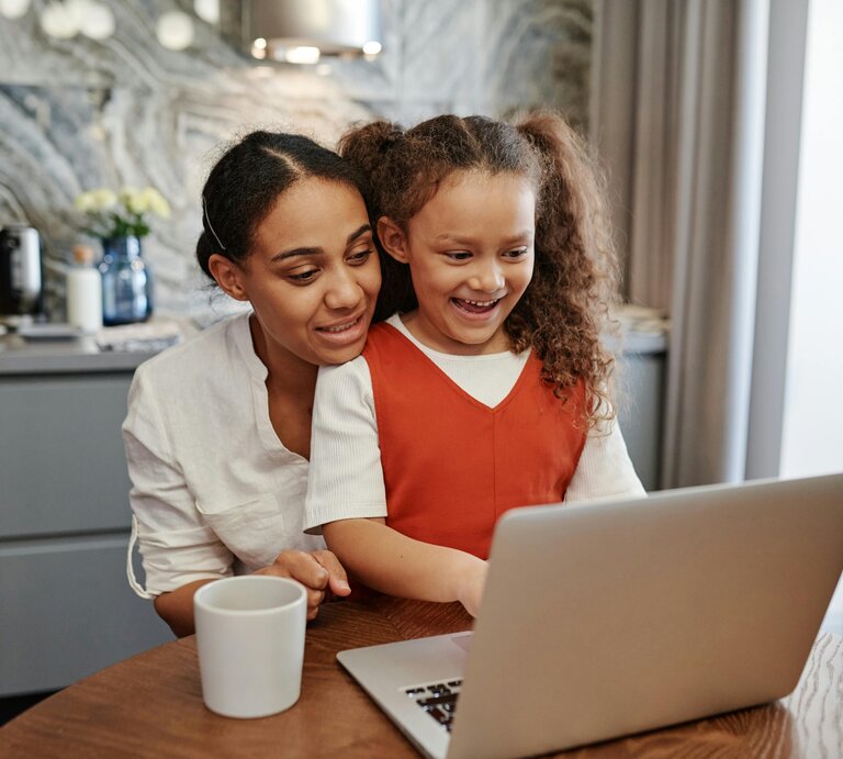 Frau und Kind sitzen vor dem Computer.  | © Pexels | Lily Tiger