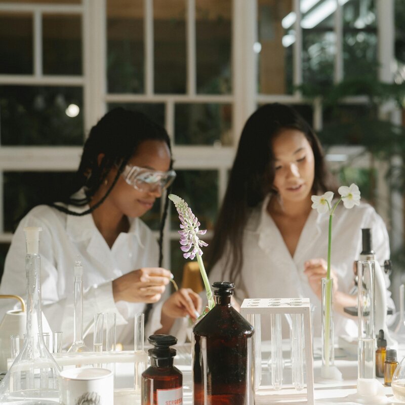 Zwei Frauen in weißen Kitteln arbeiten in einem Labor.  | © Yaroslav Shuraev | Pexels | Die Wissenschaft braucht mehr Frauen. 