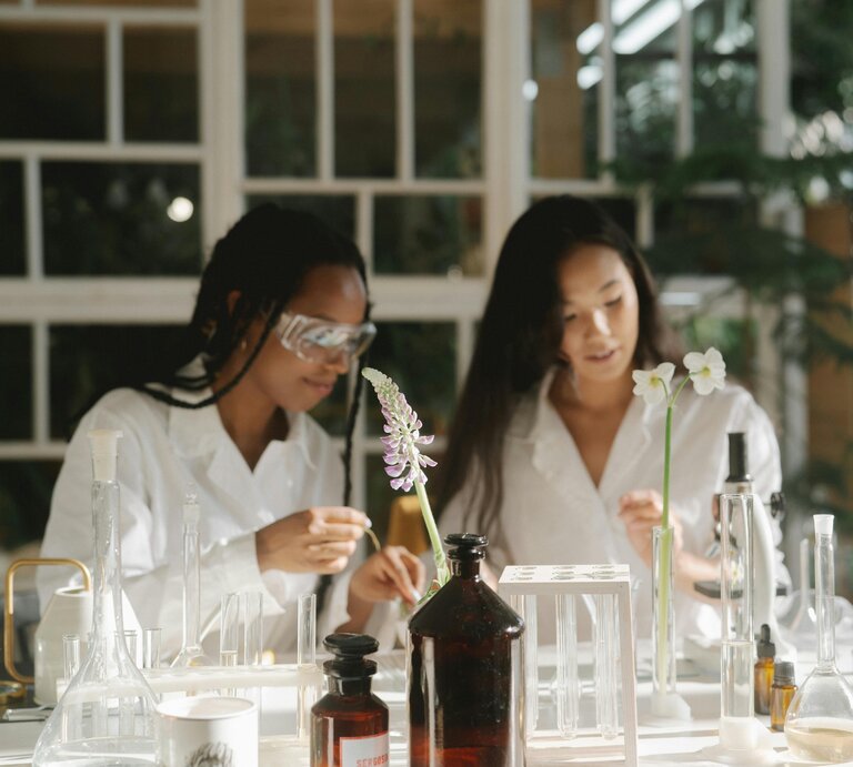 Zwei Frauen in weißen Kitteln arbeiten in einem Labor.  | © Yaroslav Shuraev | Pexels | Die Wissenschaft braucht mehr Frauen. 