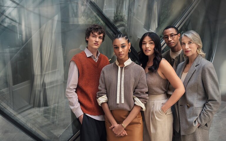 Fünf diverse Personen blicken selbstbewusst und bestimmt in die Kamera, der Hintergrund ist grau in Betonoptik.  | © L'Oréal 