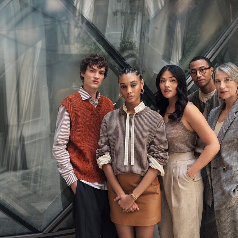 Fünf diverse Personen blicken selbstbewusst und bestimmt in die Kamera, der Hintergrund ist grau in Betonoptik.  | © L'Oréal 