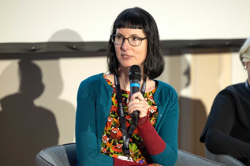 Gründerin des Krebs Campus, Dr. Babett Baraniec, auf dem Podium.  | © Philipp Nürnberger | Gründerin des Krebs Campus, Dr. Babett Baraniec