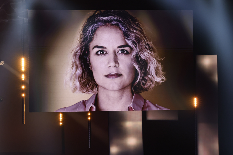 © Bild der Frau | Donya Golafshan auf der großen Leinwand im Stage Theater Hamburg. 