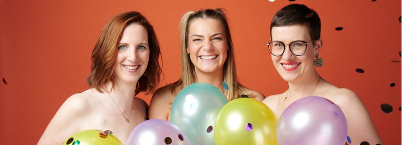 Drei Frauen vom Bussenkollektiv posieren mit bunten Luftballons.  | © Buusenkollektiv