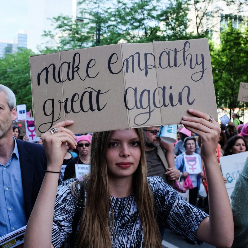 Frau protestiert in den USA gegen Donald Trump | © Floris Van Cauwelaert | Unsplash