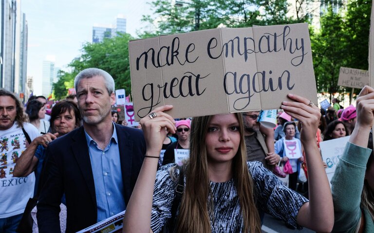 Frau protestiert in den USA gegen Donald Trump | © Floris Van Cauwelaert | Unsplash