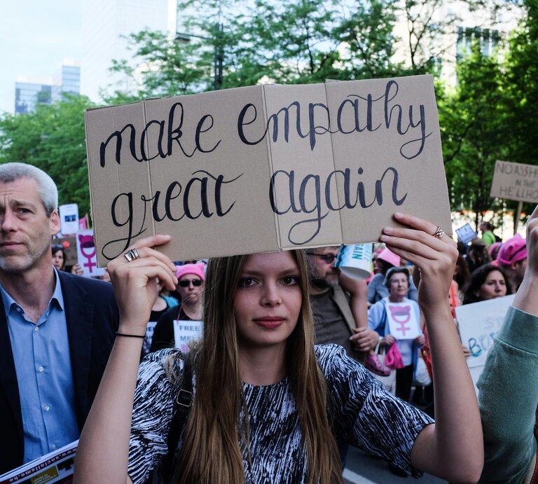 Frau protestiert in den USA gegen Donald Trump | © Floris Van Cauwelaert | Unsplash
