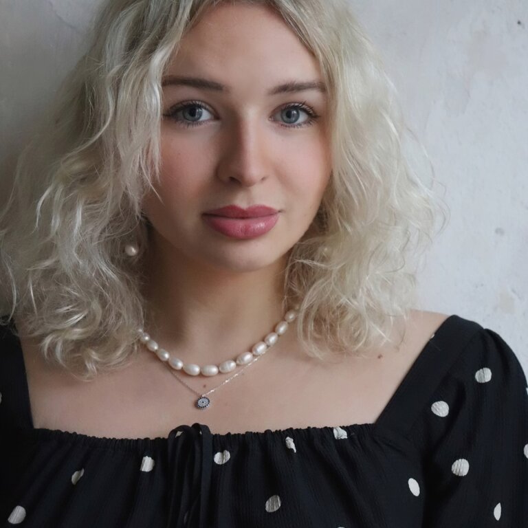 Porträt der Journalistin Anastasia Tikhomirova | © Mia Alvizuri-Sommerfeld