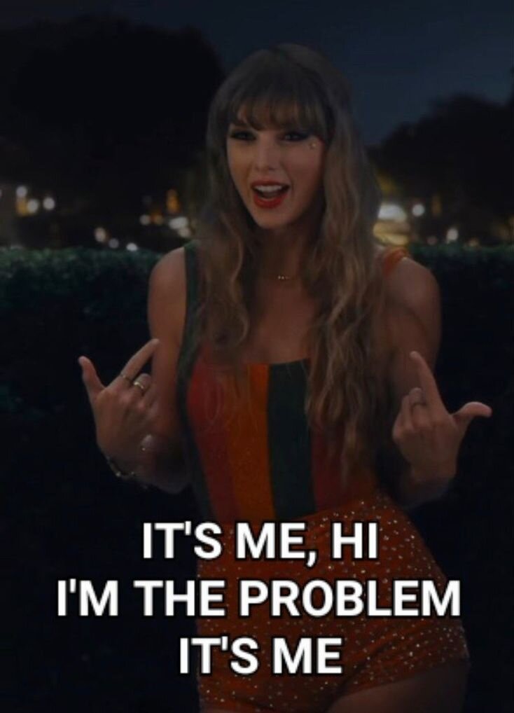 Ein Meme, das Taylor Swift zeigt, die mit beiden Zeigefingern auf sich selbst deutet. Drunter steht "It's me, hi, I'm the problem, it's me." | © Bild: bettercallsofii | Pinterest