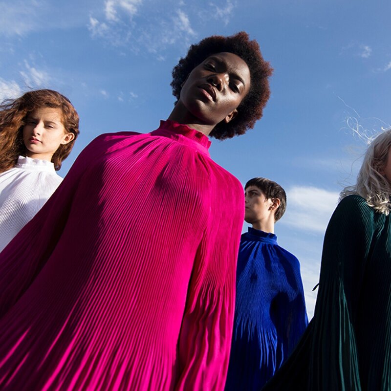 Foto von vier weiblich gelesenen Personen vor einem strahlend blauen Himmel. Die Frauen wurden von unten fotografiert und schauen entschlossen von oben herab in die Kamera.  | © Úrsula Madariaga | Pexels