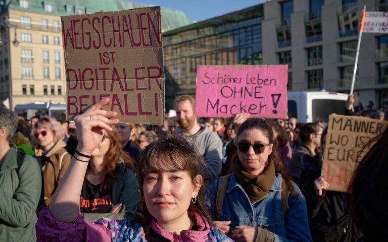 Demonstration in Solidarität mit Collien Fernandez | © IMAGO | Stefan Trappe