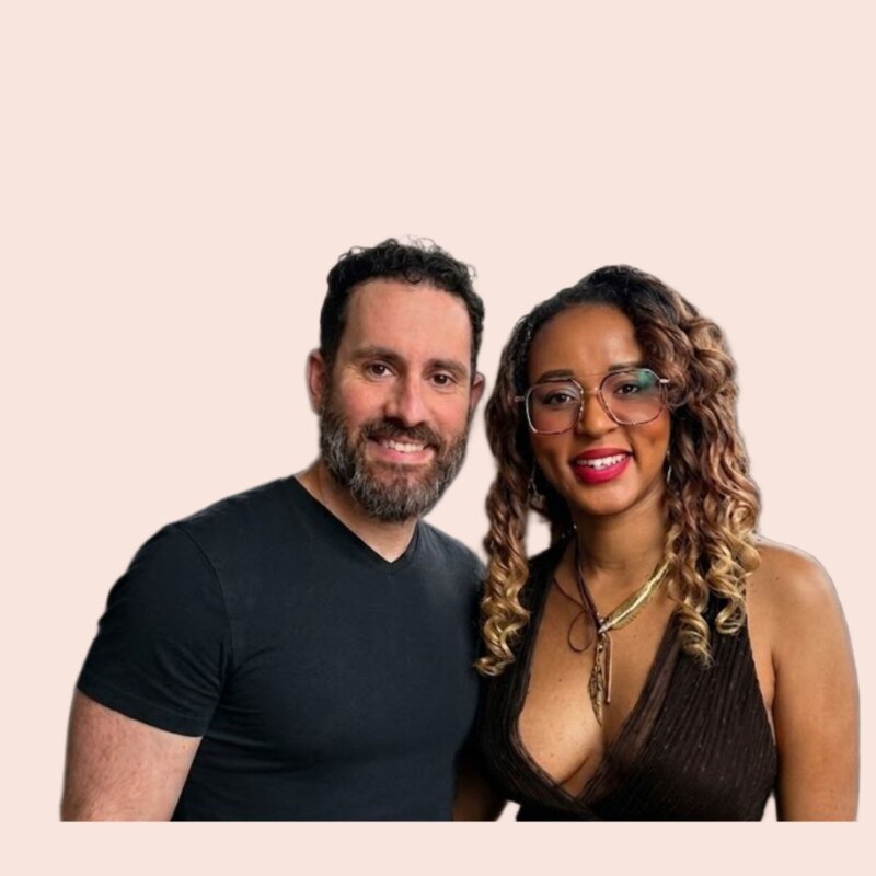 Zwei Personen (Millie Boella und Nick Piperno von "Decolonizing Love") schauen lächelnd in die Kamera | ©  Millie Boella/Nick Piperno 