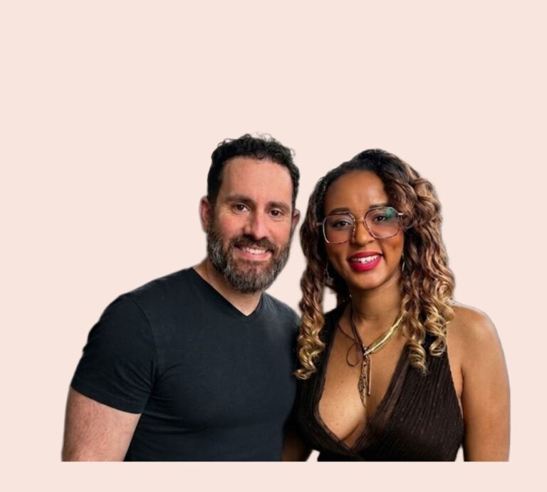 Zwei Personen (Millie Boella und Nick Piperno von "Decolonizing Love") schauen lächelnd in die Kamera | ©  Millie Boella/Nick Piperno 