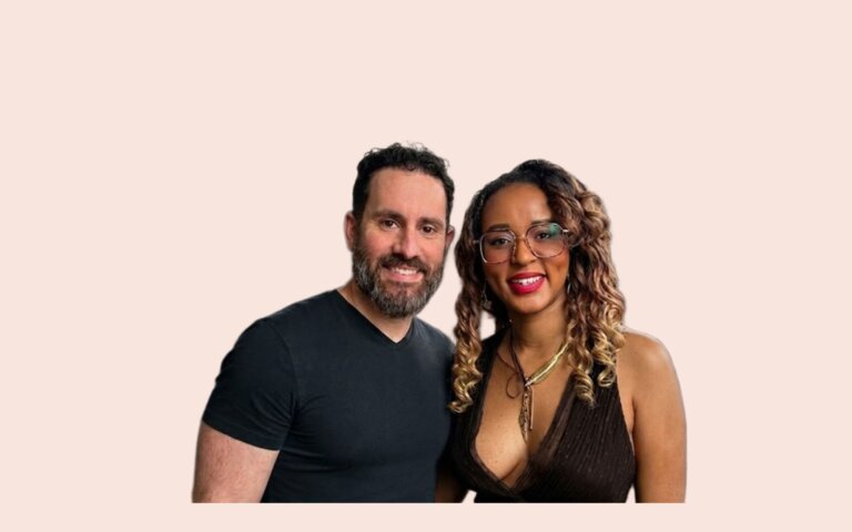 Zwei Personen (Millie Boella und Nick Piperno von "Decolonizing Love") schauen lächelnd in die Kamera | ©  Millie Boella/Nick Piperno 
