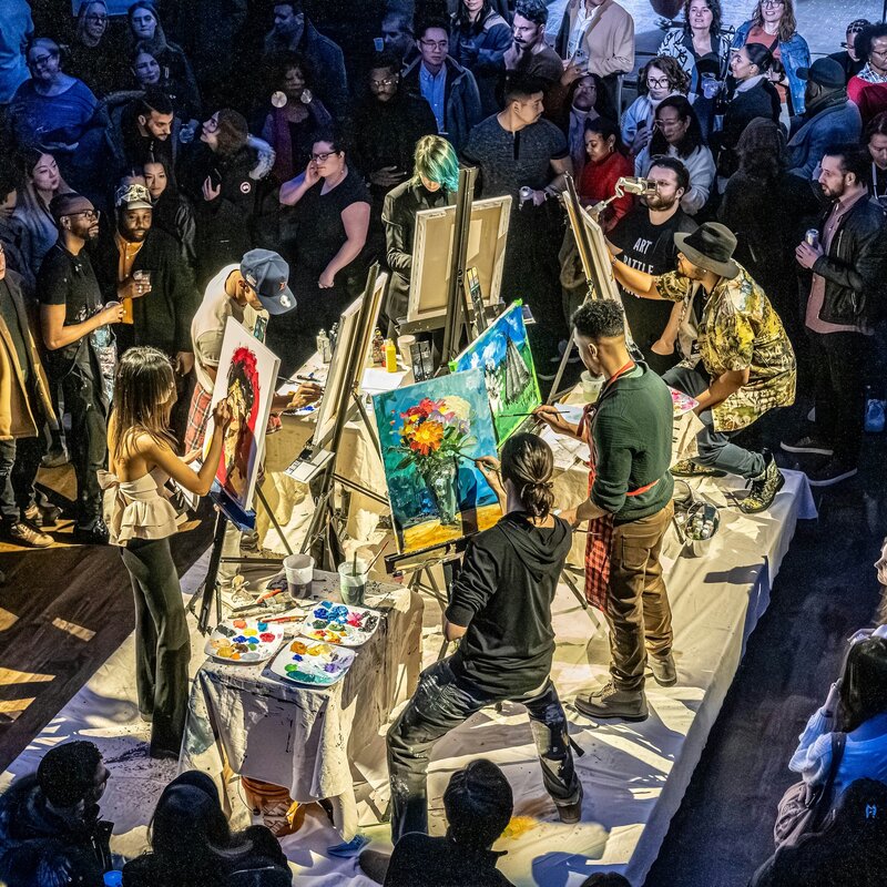 Viele junge Leute stehen zusammen, machen Kunst, trinken, unterhalten sich. Die Grenze zwischen echt und unecht verschwimmt.  | © Unsplash | Cord Allman 