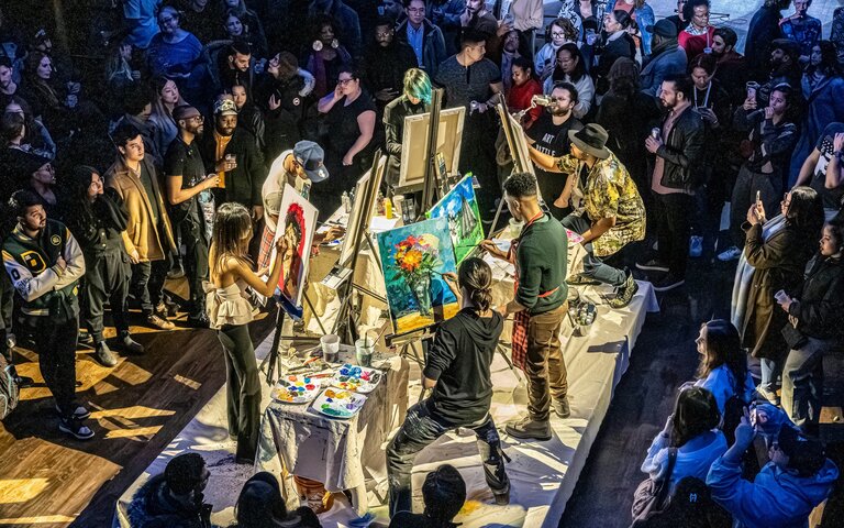 Viele junge Leute stehen zusammen, machen Kunst, trinken, unterhalten sich. Die Grenze zwischen echt und unecht verschwimmt.  | © Unsplash | Cord Allman 