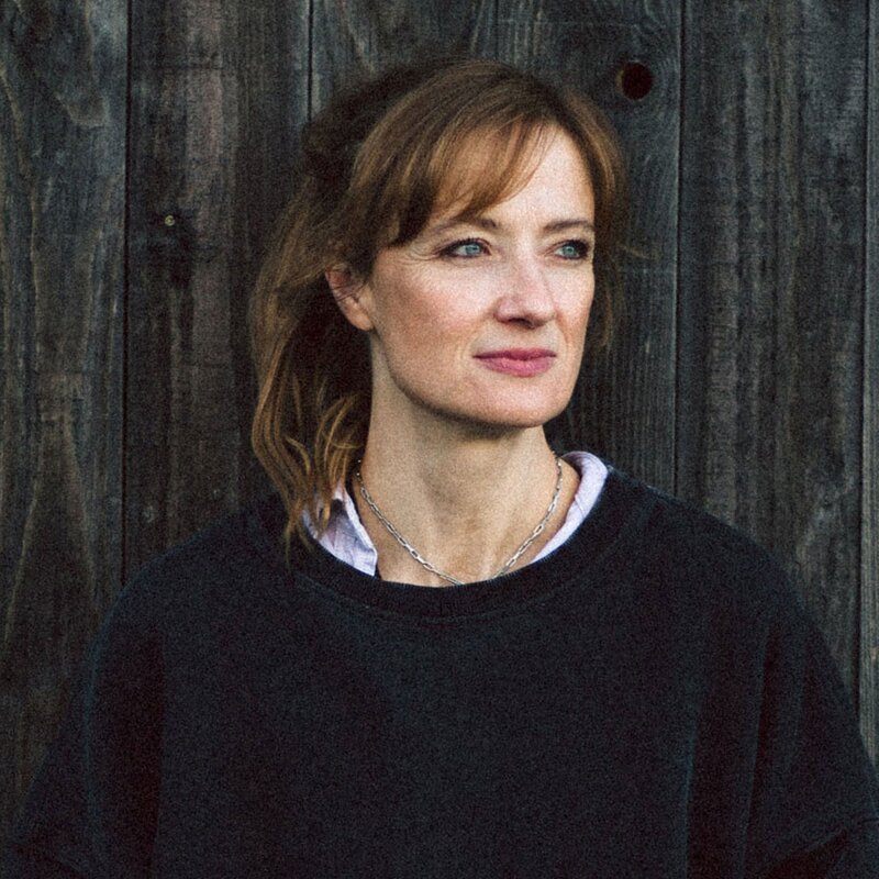 Autorin Fiona Rohde im Porträt | © Leah Kunz