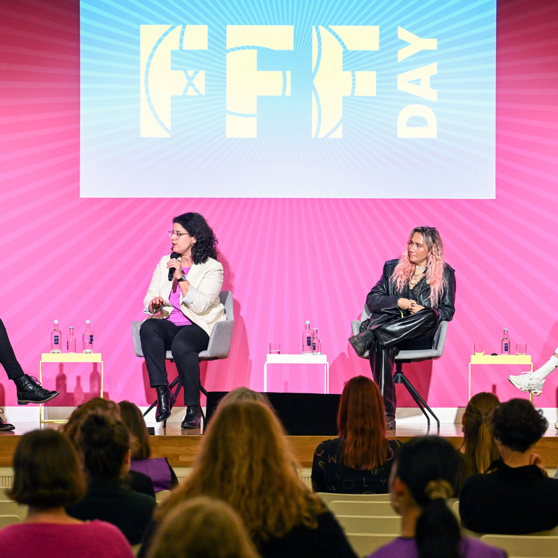 Panel zu queerem Leben beim FFF DAY 2025 mit Annika Vollmer, Dr. Homaira Mansury, Saskia Michalski und Dr. Max Appenroth. | © FUNKE Fotoservices | Panel zu queerem Leben beim FFF DAY 2025 mit Annika Vollmer, Dr. Homaira Mansury, Saskia Michalski und Dr. Max Appenroth (v.l.n.r.). 
