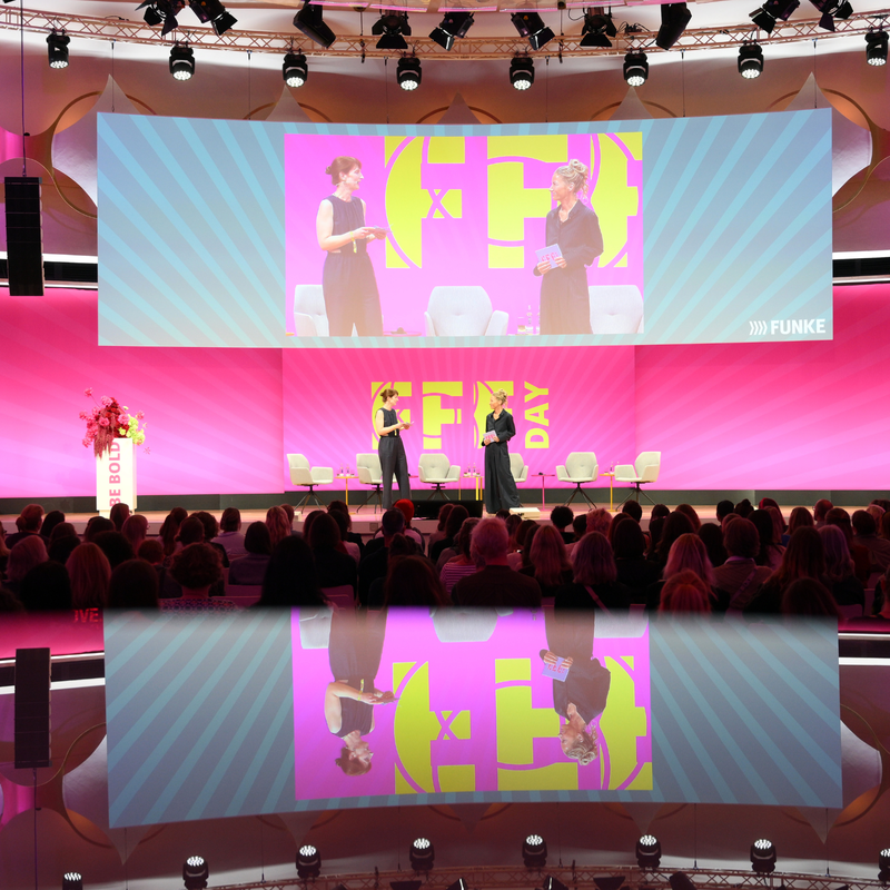 Anne-Kathrin Heier und Yvonne Weiß von FUNKE auf der Hauptbühne beim FFF DAY 2025:  | © FUNKE Foto Services