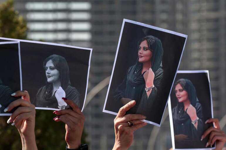 Foto einer Demonstration gegen die Unterdrückung der Frauen im Iran, bei der Bilder der Kurdin Jina Mahsa Amini hochgehalten werden. | © Das Bild von Jina Mahsa Amini ging nach ihrem Tod um die Welt. Foto: Safin Hamid | Getty Images