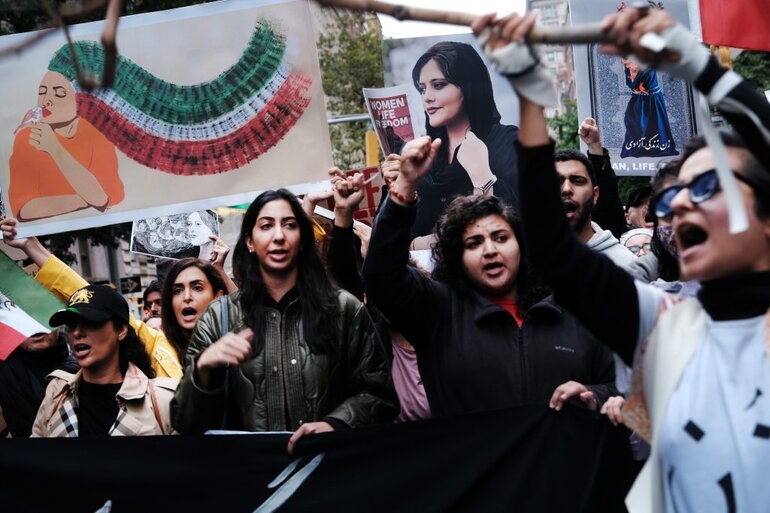 Foto einer Demonstration der Jin, Jiyan, Azadî-Bewegung.  | © Überall auf der Welt solidarisierten sich Menschen mit den Protestierenden im Iran. Spencer Platt | Getty Images